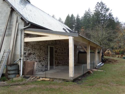 Fabrication d'une charpente monopente et mise en place de panneaux sandwichs à Neuvic