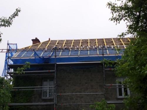 Maison avec 2 croupes, isolation sarking, couverture ardoise Espagne à Saint-Exupéry-les-Roches