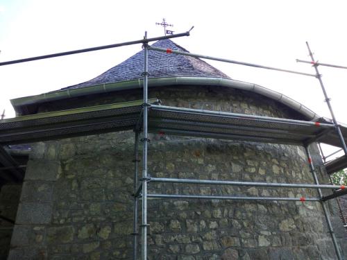 Mise en place de gouttière sur une église et façon d'abside à Saint-Pardoux